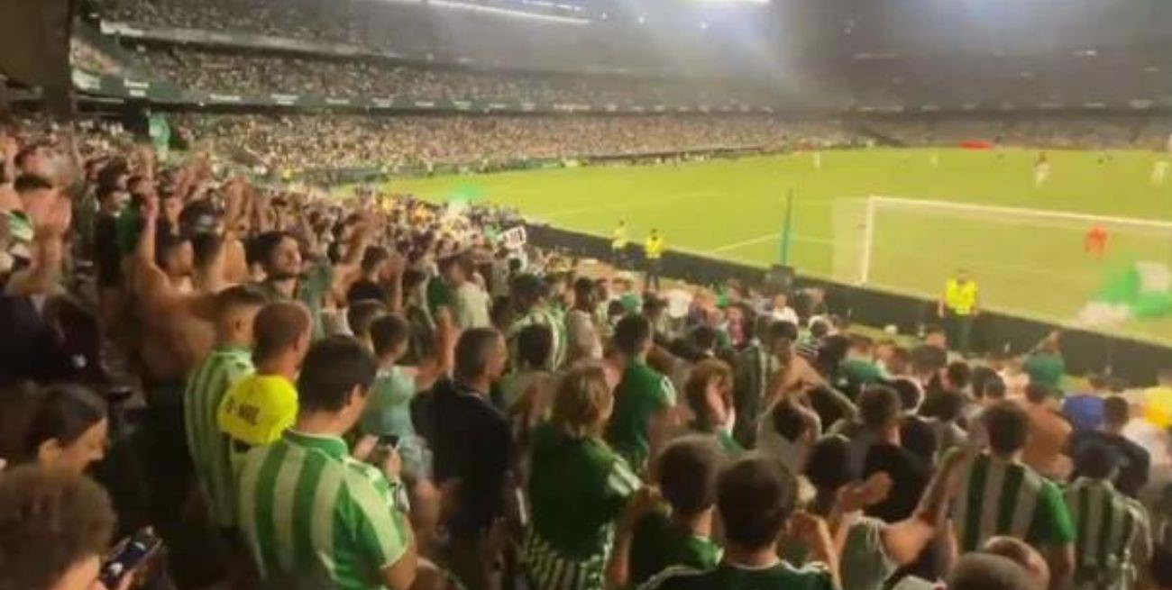 Al ritmo de "Quédate", de Quevedo y Bizarrap, la hinchada del Betis alentó a su equipo