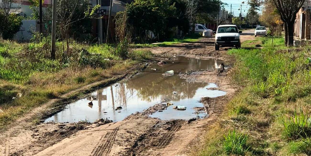 "Calle calamitosa", cortada por el agua y barro en el norte de la ciudad