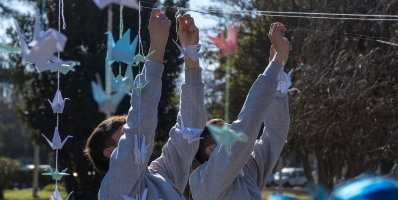 En Firmat, estudiantes secundarios plegaron grullas por la paz