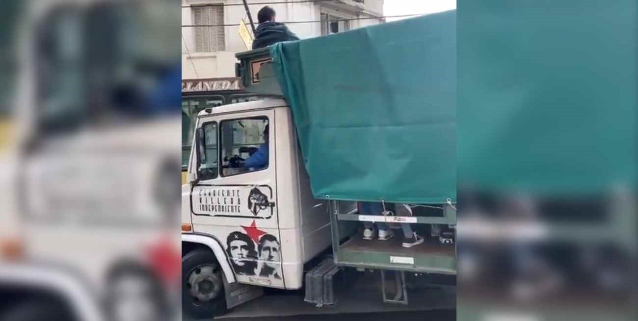 Video: manifestantes se movilizaron en un camión de carga y causó polémica en las redes