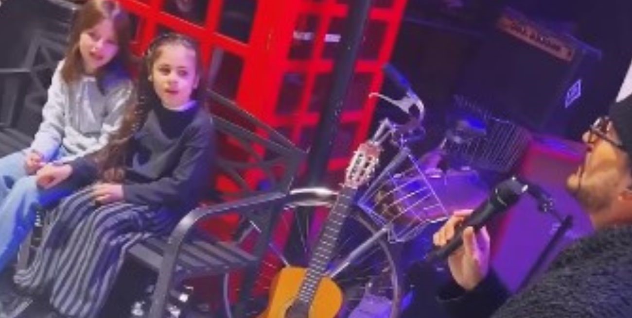 Ricardo Arjona sigue cumpliendo sueños: dos pequeñas fanáticas fueron sorprendidas por el cantante