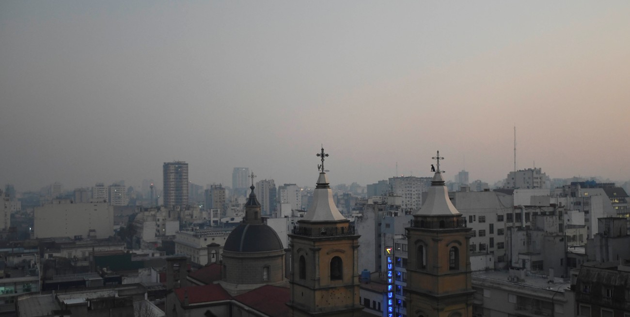 El humo de los incendios en las islas del Paraná ya afecta a la ciudad de Buenos Aires