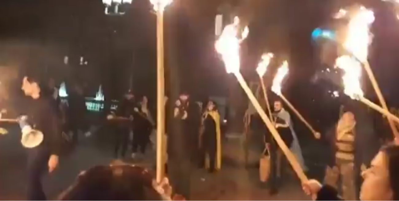 Video: manifestantes con antorchas arrojaron piedras a Casa Rosada e intervino la policía