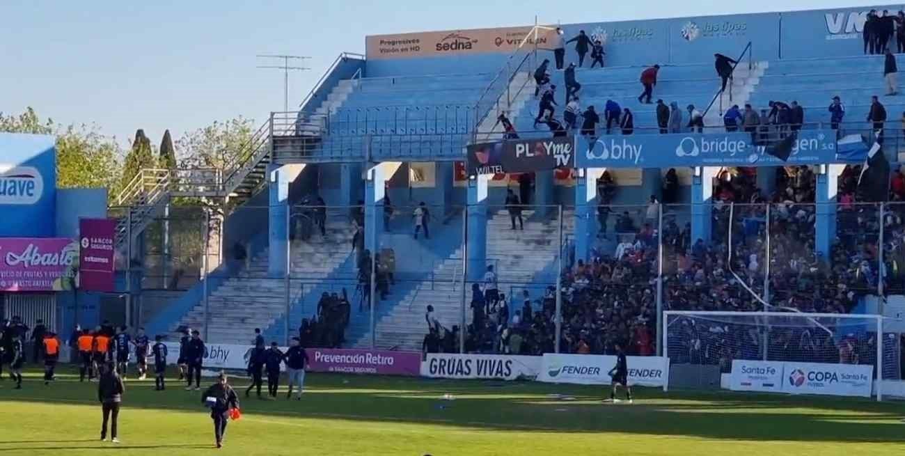 Batalla campal: Atlético Rafaela ganó pero los jugadores se terminaron peleando con policías
