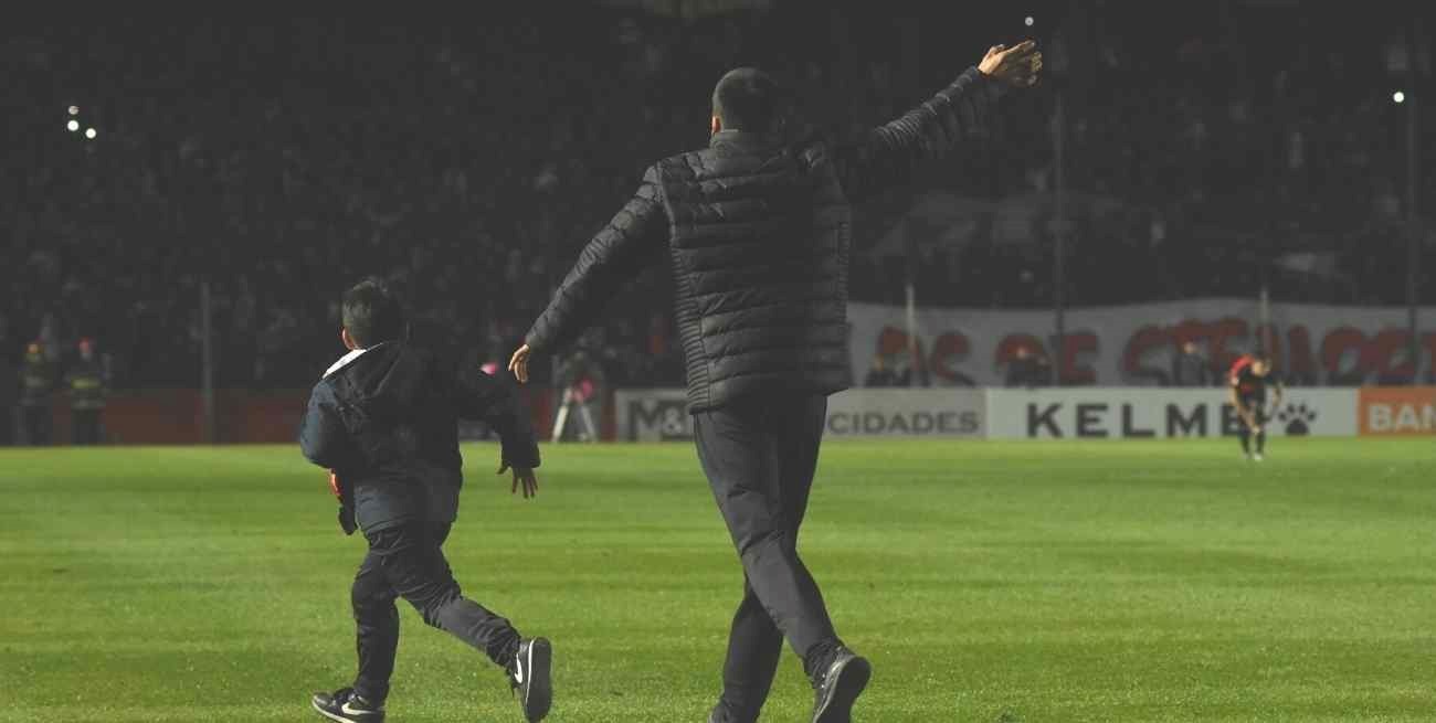 El Pulga le regaló el short a un niño