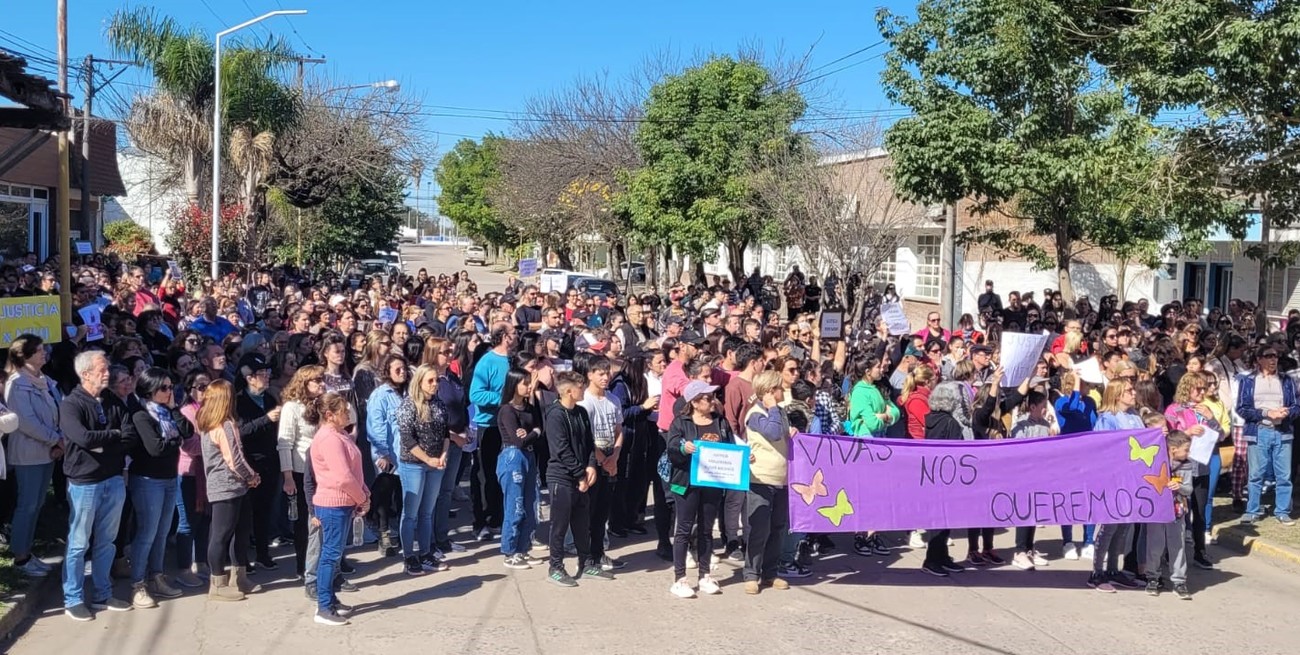Masiva marcha por el esclarecimiento del crimen de una mujer en Calchaquí
