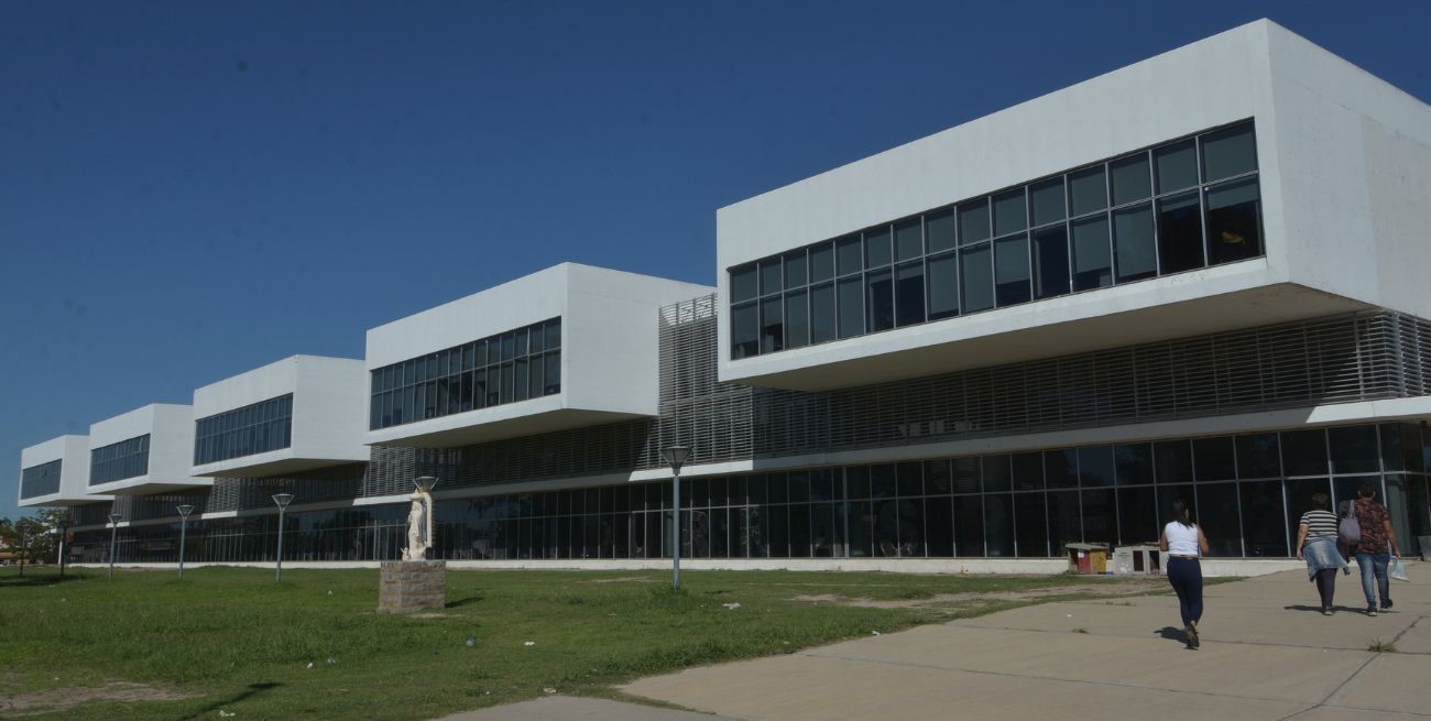 Discutió con su novia y luego familiares de ella lo balearon y le robaron la moto