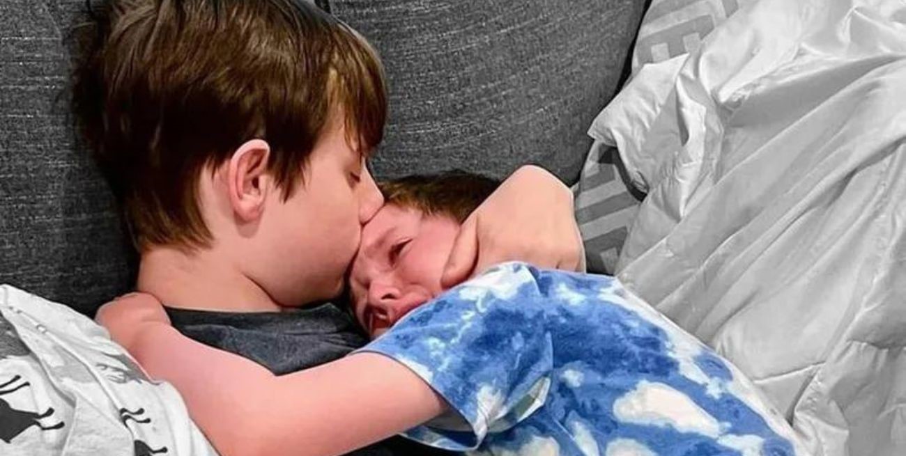 Tiene 15 años, padece cáncer terminal y contuvo en un acogedor abrazo a su hermanito tras contarle la noticia