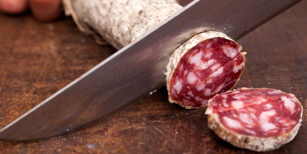 Insólito: entró a robar a un almacén, se quedó a comer un salame, y terminó preso 