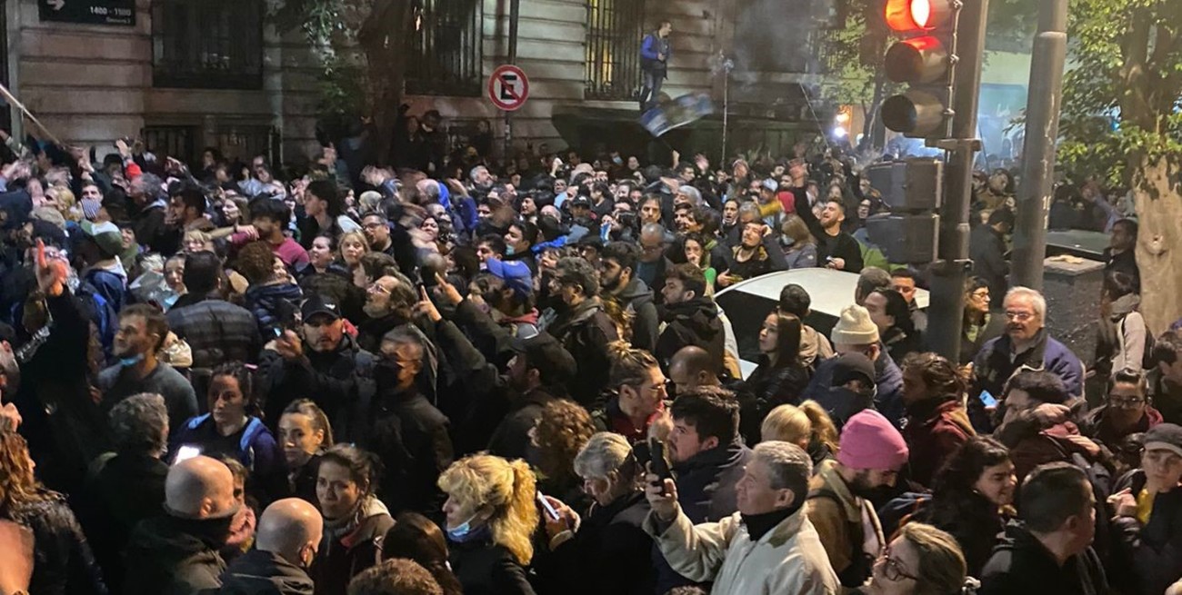 Cómo fue la noche ajetreada de los militantes que “bancaron” al pie del edificio de Cristina