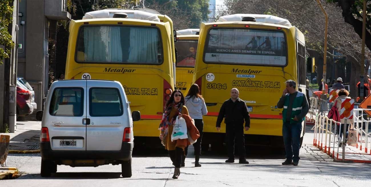 Pasajeros de colectivos fueron "rehenes" de una interna gremial de choferes en Santa Fe