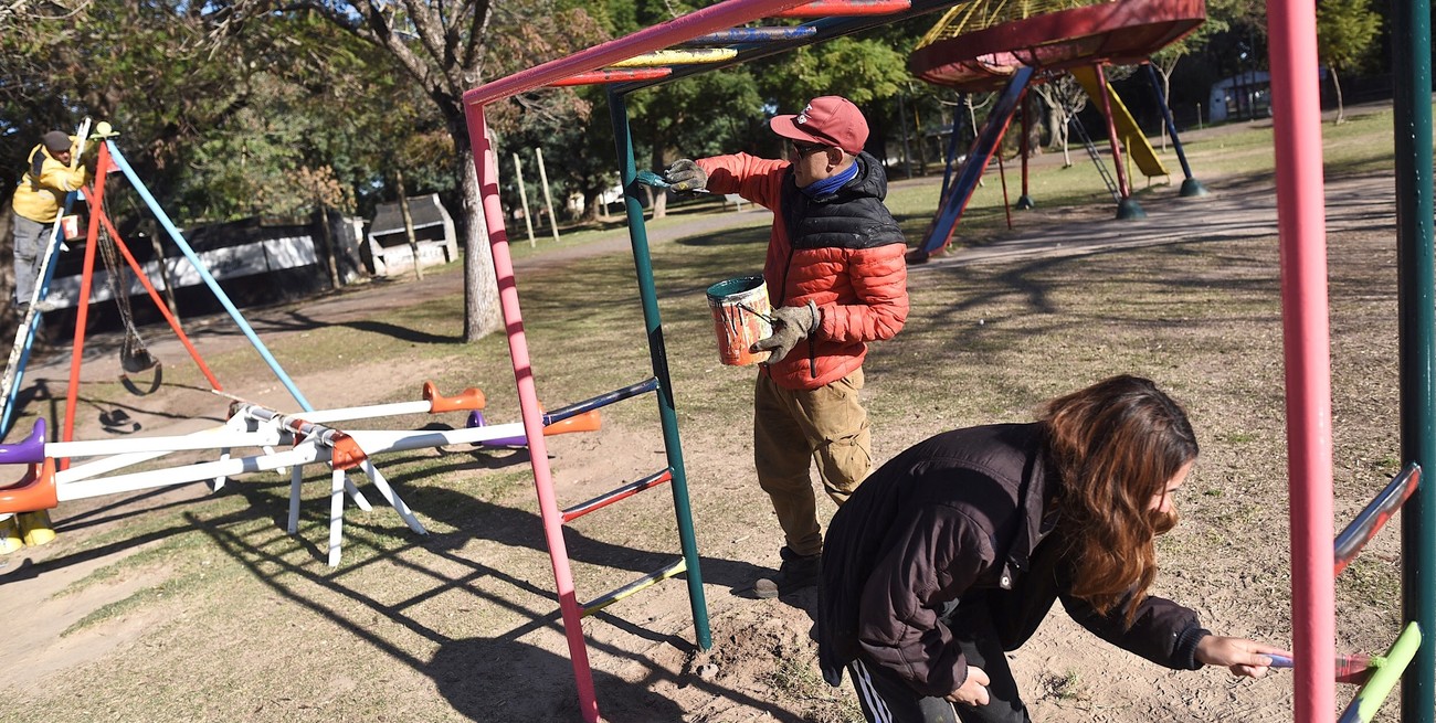 Con el arreglo de veredas, más bancos y luces led, mejoran el tradicional Parque de la Locomotora