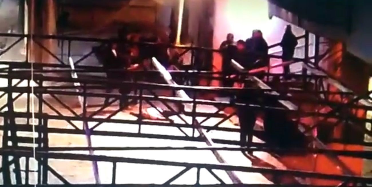 Video: un patovica golpeó a un joven y lo dejó inconsciente en el ingreso a un boliche