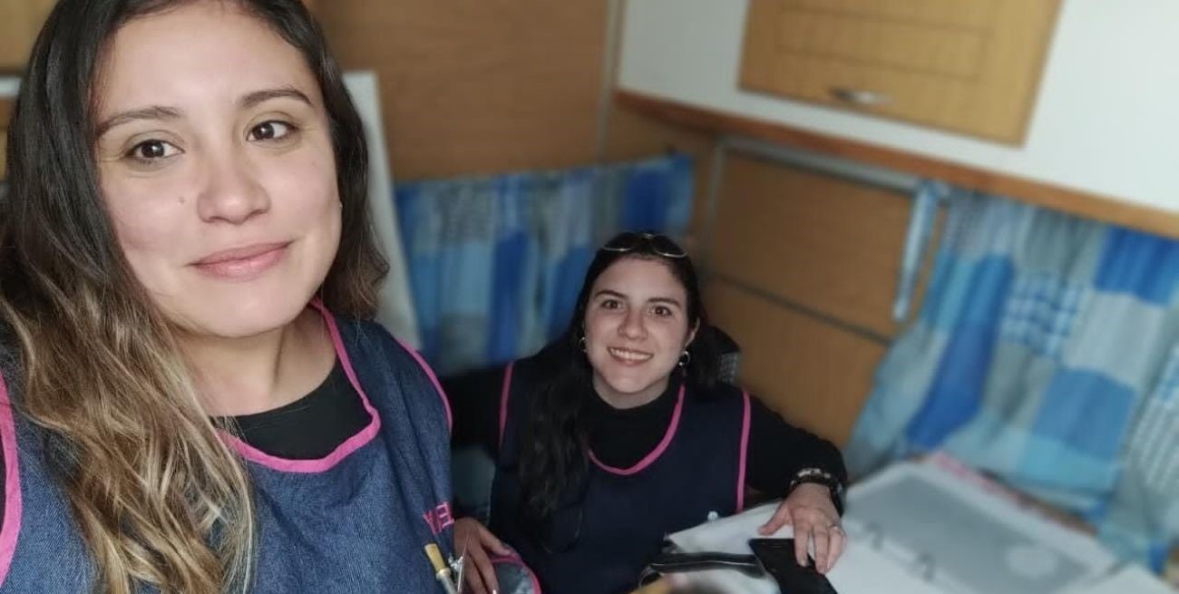 Por los altos costos, dos estudiantes viven en una casilla rodante en Venado Tuerto