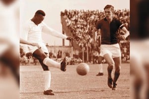 Pelé y una leyenda mundial. Foto: El Litoral