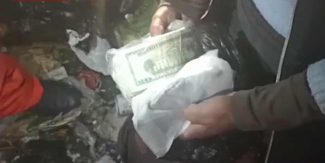 Similar al basurero en Las Parejas: tiró por error más de 7.000 dólares y tuvo que perseguir al camión