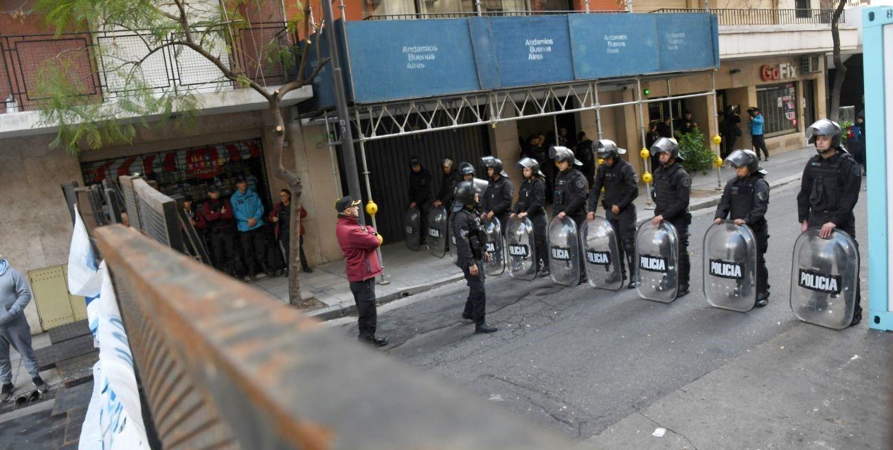 Colocaron vallas en la zona donde vive Cristina Kirchner y la vicepresidente cuestionó a Larreta