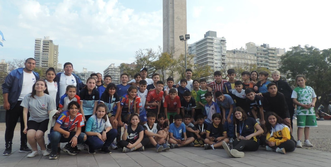 Un grupo de niños de la Liga Santafesina viajó a conocer Rosario