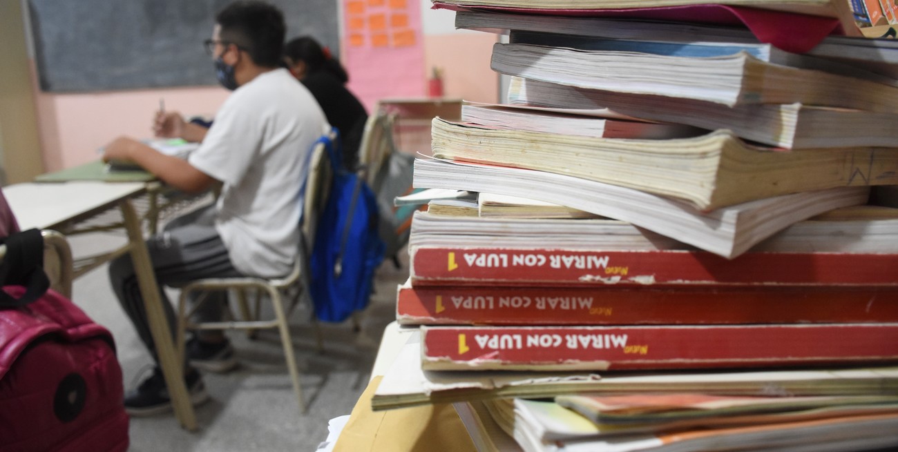 "Estudiantes resilientes": cuántos jóvenes logran alcanzar buenos desempeños pese a la pobreza