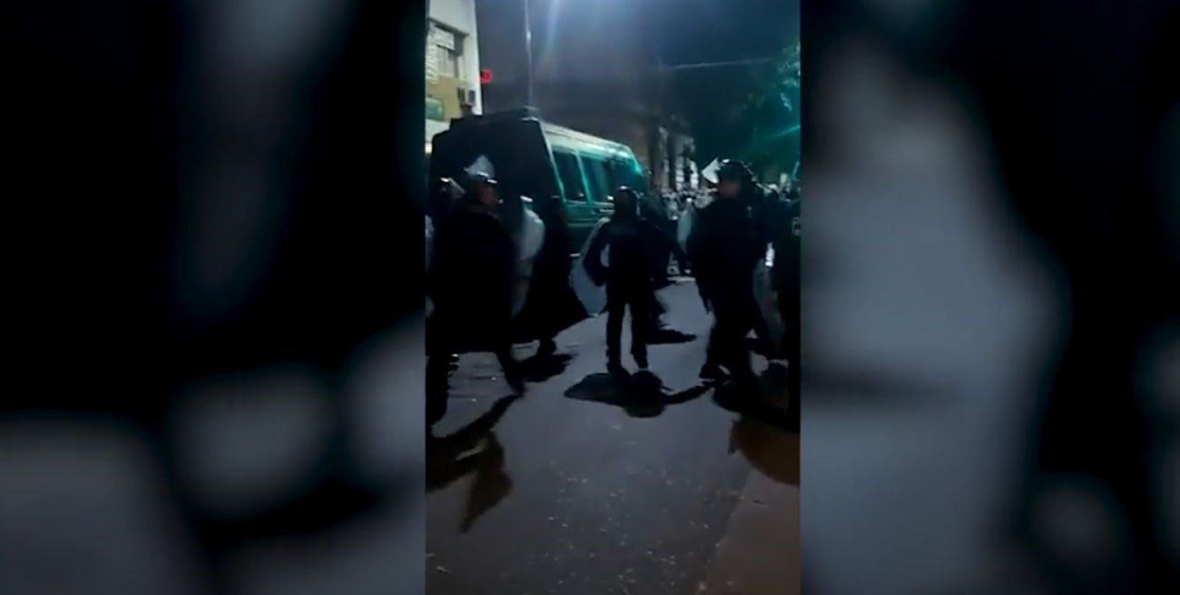 Empujones entre Máximo Kirchner y la Policía de Buenos Aires durante la movilización del sábado