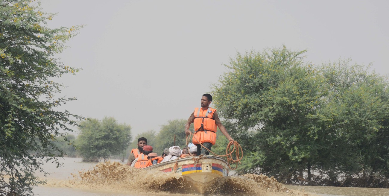 Las inundaciones en Pakistán dejaron alrededor de 1.000 muertos, entre ellos 348 niños