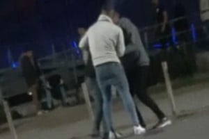 El momento en el que asisten al joven golpeado.