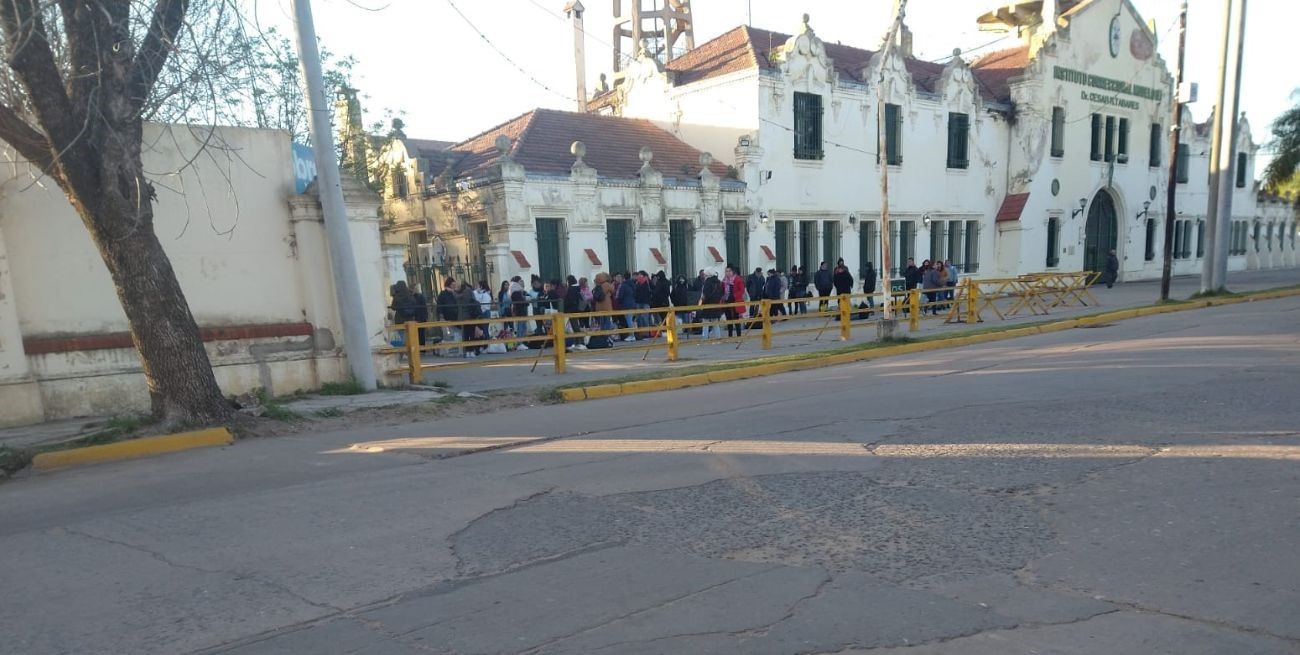 Feroz pelea entre mujeres frente a la cárcel de Coronda; una fue apuñalada