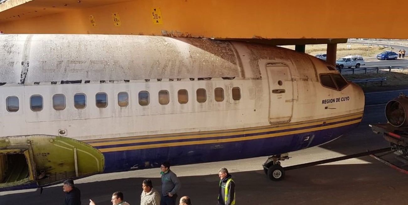 Insólito: un avión quedó atascado debajo de un puente en Córdoba