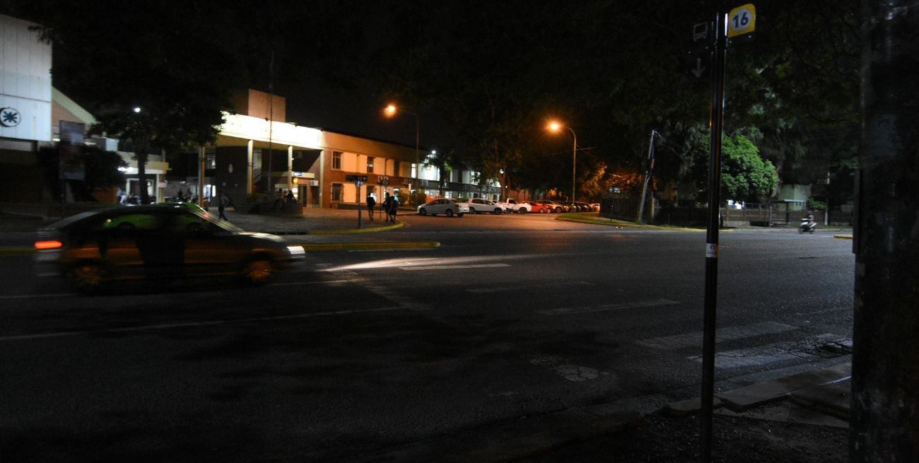 “Picadas” en la costanera santafesina: ruidos molestos, peligro vial y gente sobre el capó a toda velocidad
