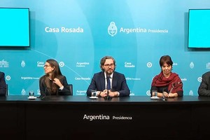 Funcionarios del gabinete dieron una conferencia de prensa tras la reunión.