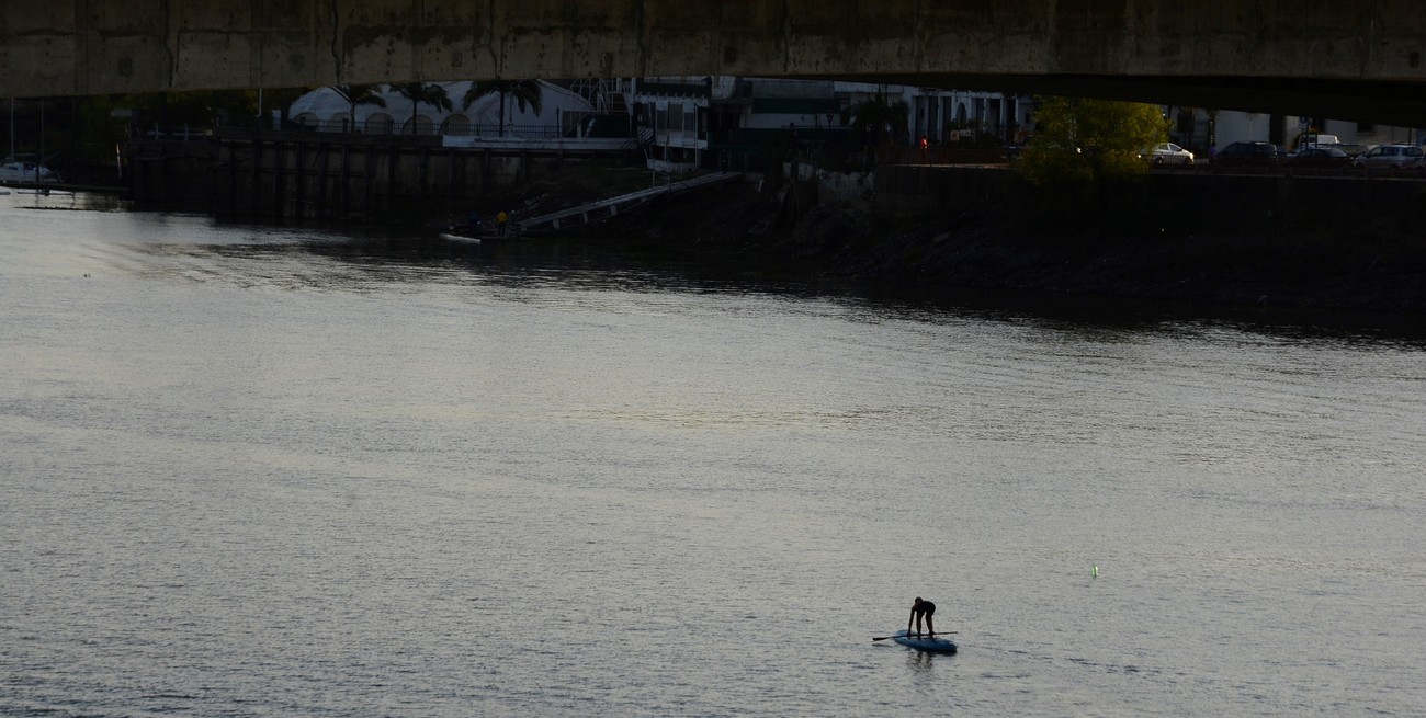 Volvió la pérdida de agua en la cañería debajo del puente Oroño de Santa Fe