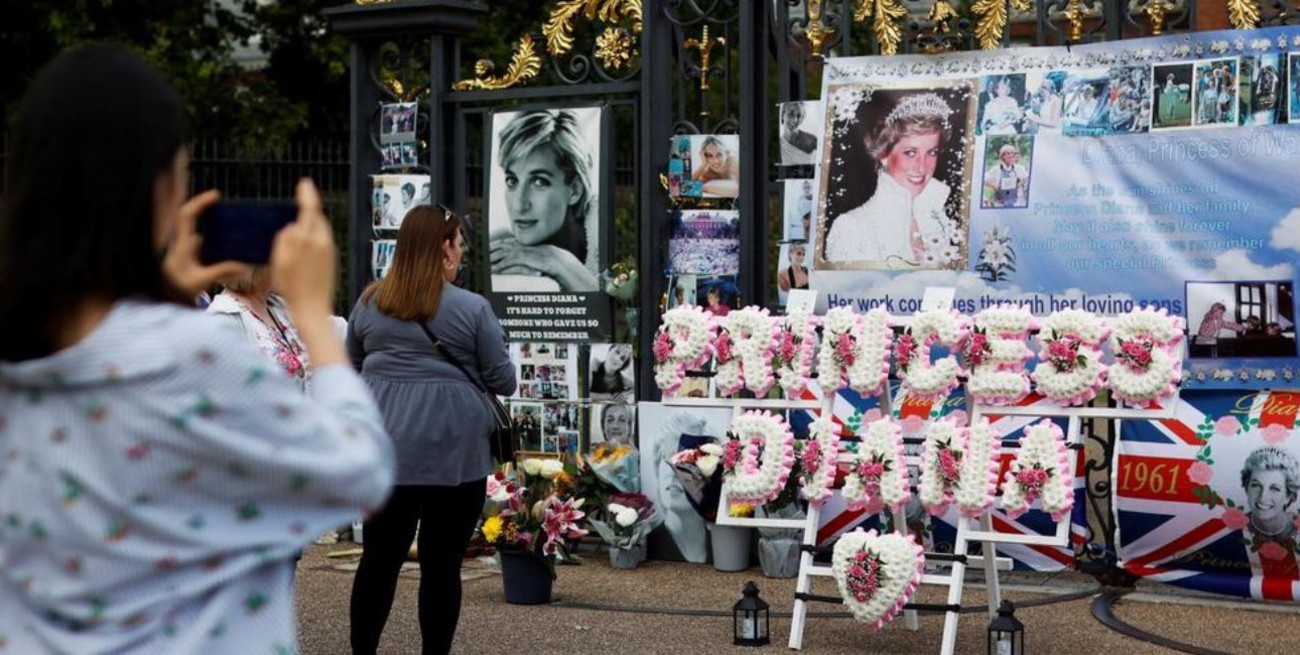 A 25 años de la muerte de Lady Di: multitudinarios homenajes en Londres y París