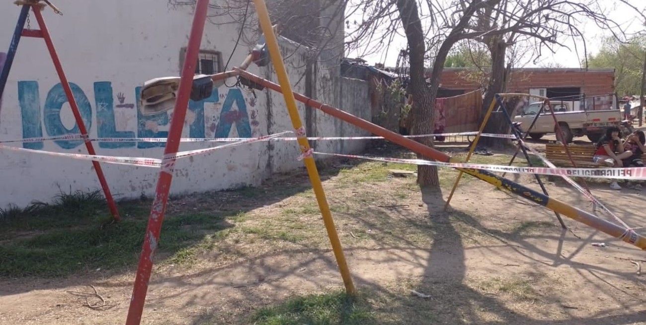 Cayó una columna de alumbrado público en una plaza de la ciudad de Santa Fe