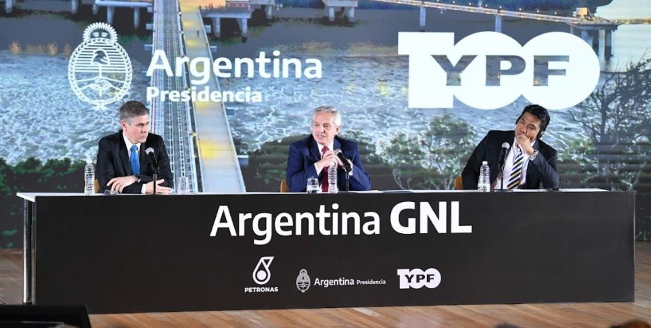 Alberto Fernández anunció un acuerdo entre YPF y Petronas para desarrollar una planta de GNL
