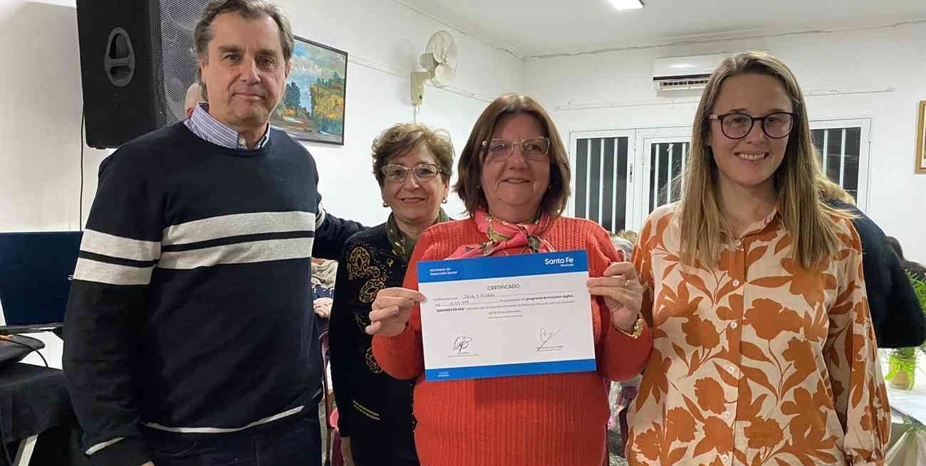 Entregan certificados del programa Mayores en Red a vecinos de Coronda