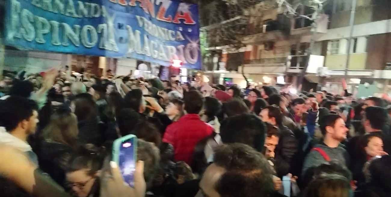 Video: militantes muestran apoyo a Cristina Kirchner frente a su departamento tras el atentado