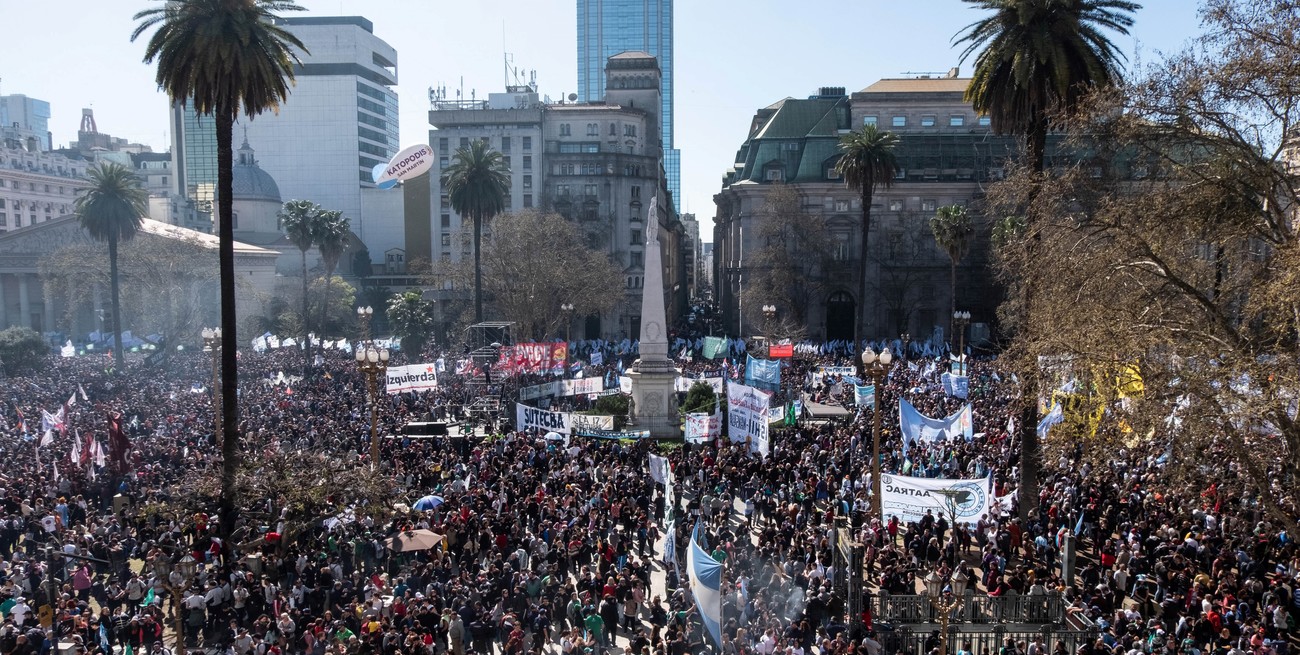 Masiva movilización en Plaza de Mayo en repudio al atentado contra Cristina Kirchner
