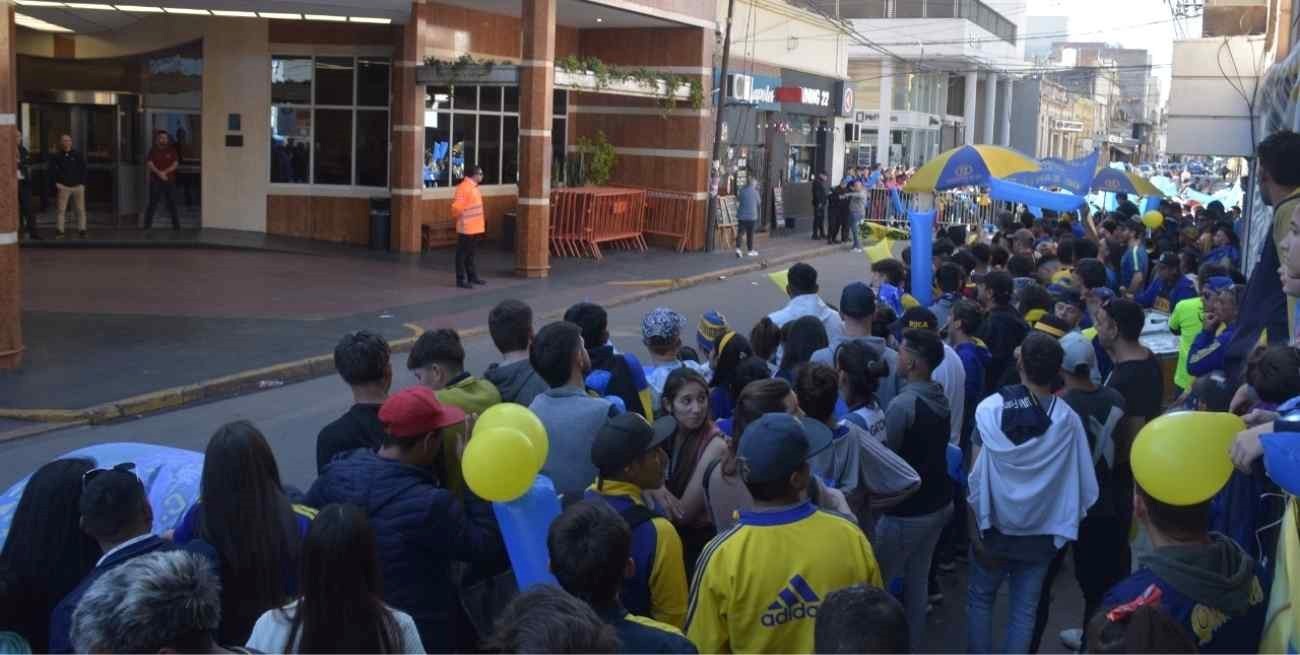 Hinchas de Boca recibieron al plantel xeneize en Santa Fe