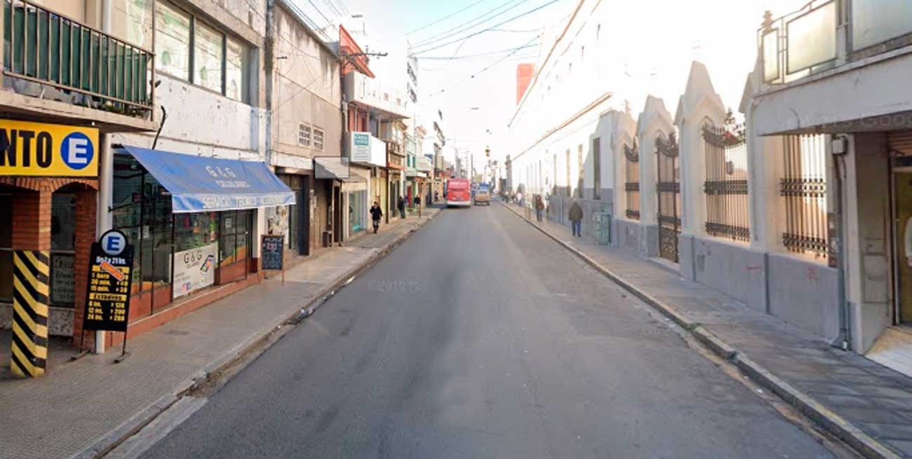 Rompió un vidrio de un local para robar pero la atraparon adentro