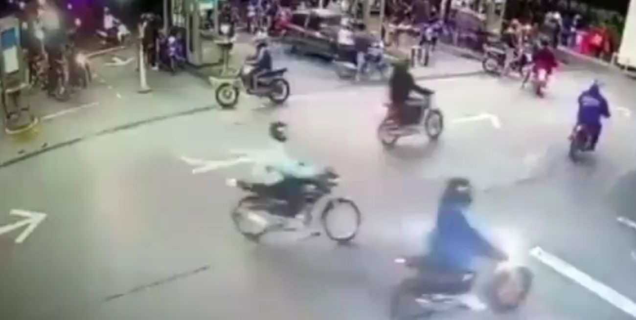Video: increíble robo piraña de 50 motos a una estación de servicio en Buenos Aires