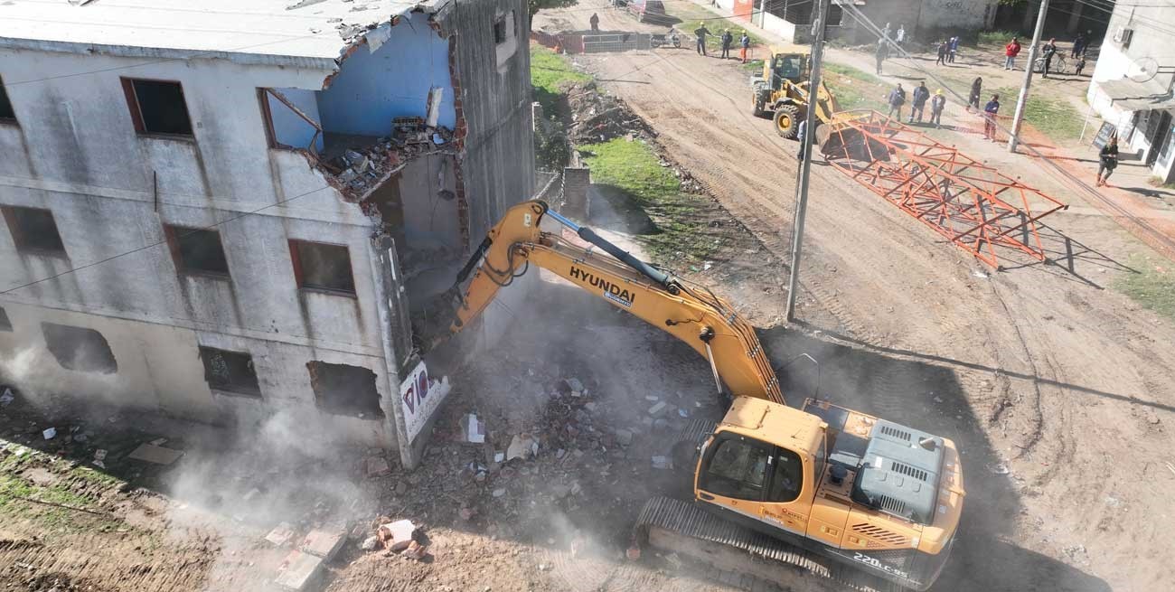 Demolieron un monoblock en barrio Acería de Santa Fe

