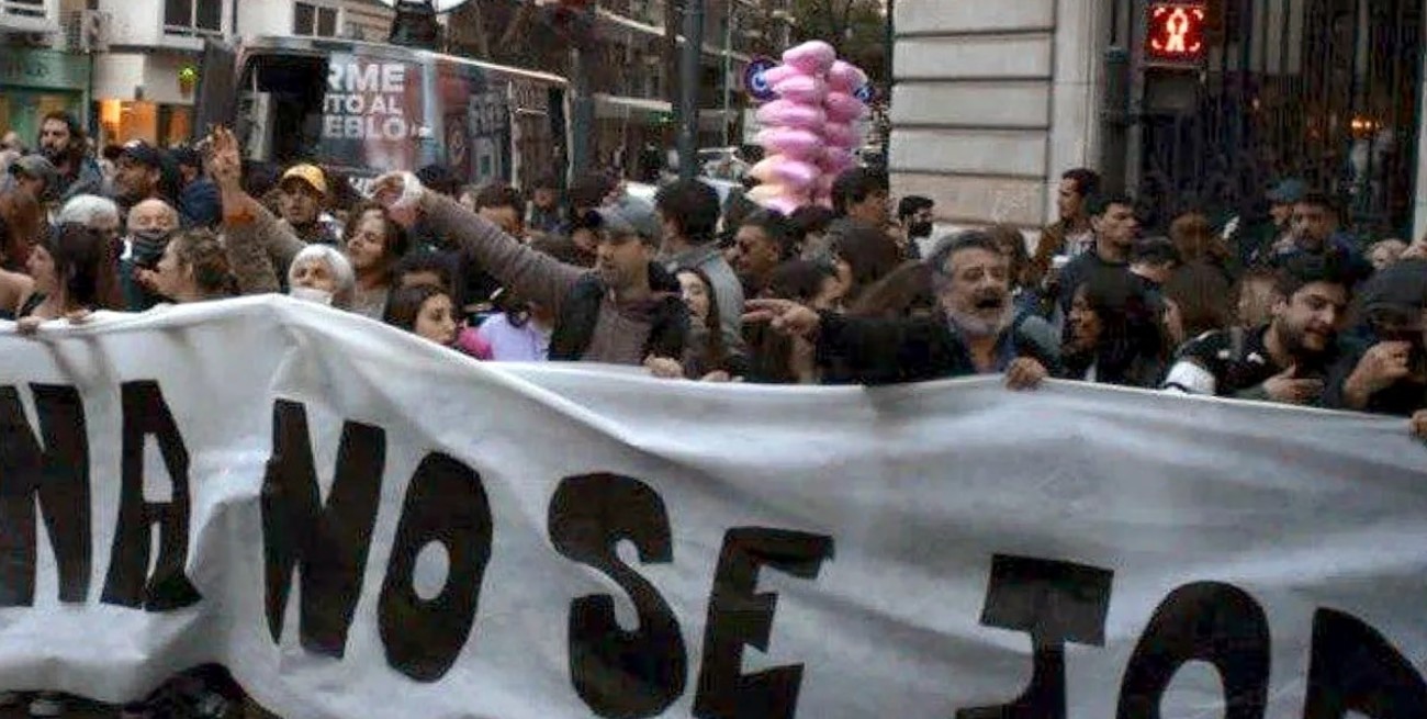 Un carro con copos de nieve cerca de la casa de Cristina Kirchner compromete a Sabag Montiel y su novia