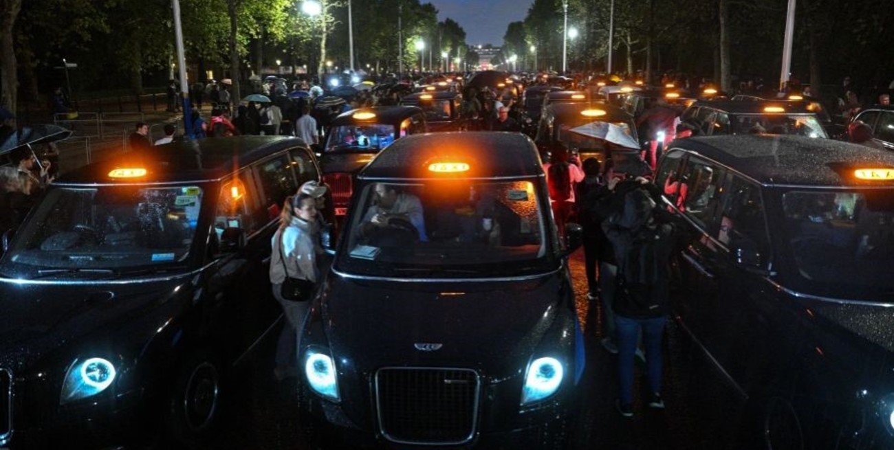 Video: multitudes lloran la muerte de Isabel II en las puertas de Buckingham, Windsor y Balmoral