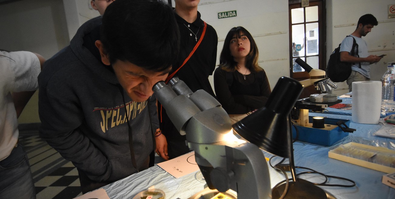 SuperFIQ: 600 estudiantes por día pasaron
por la facultad y se “coparon” con la ciencia
