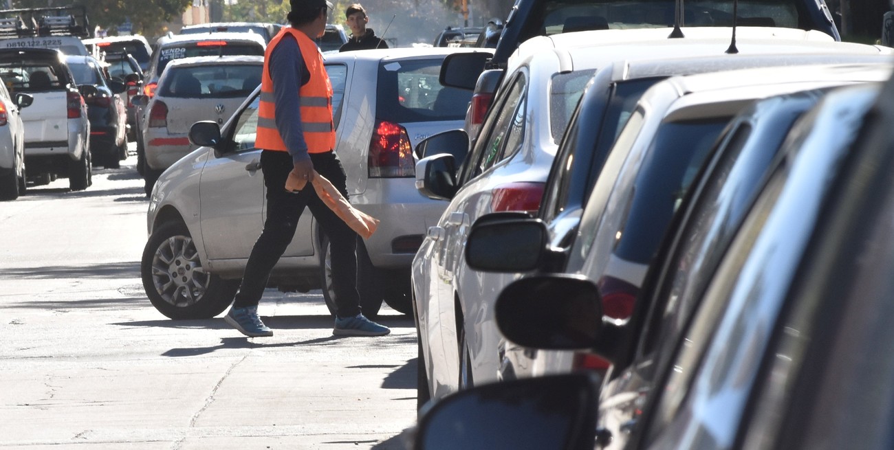 Qué pasa con la regulación de los cuidacoches en Santa Fe: solicitan respuestas al Ejecutivo