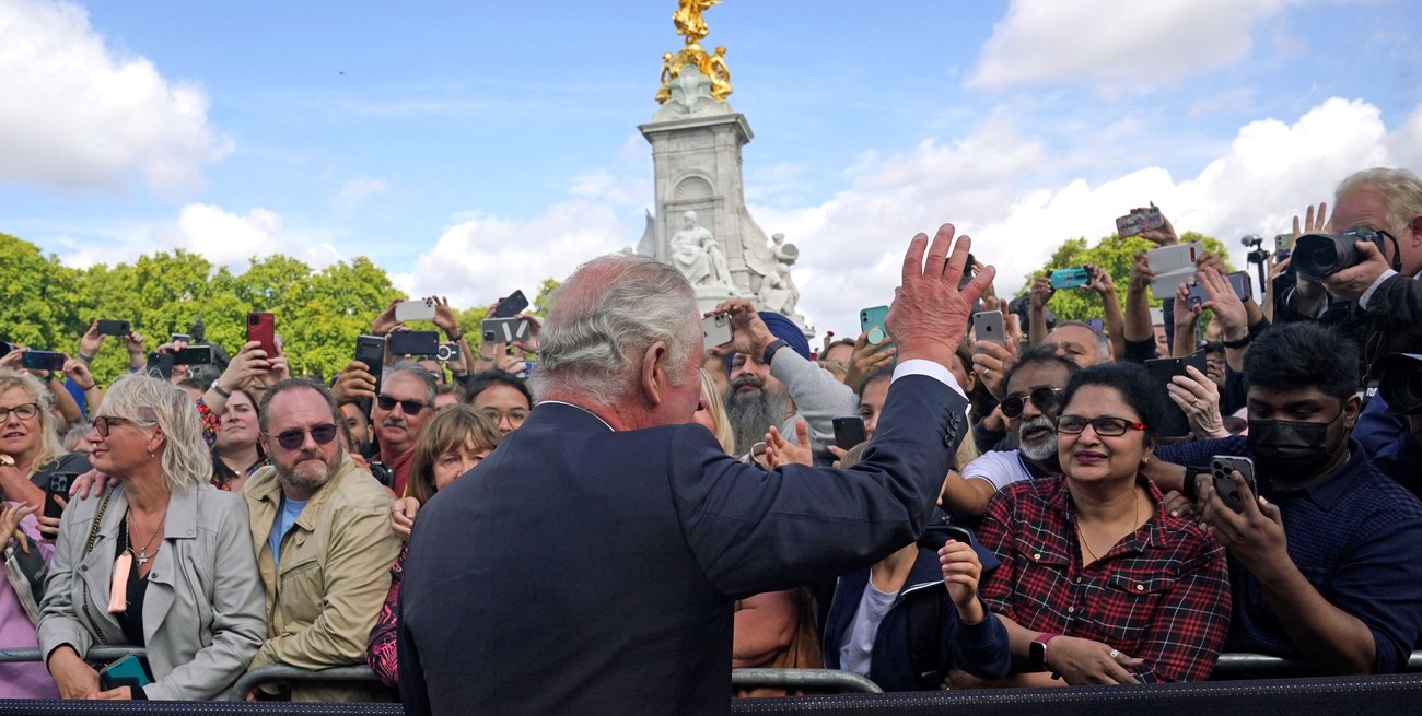 Video: una mujer besó a Carlos III al darle el pésame por la muerte de Isabel II