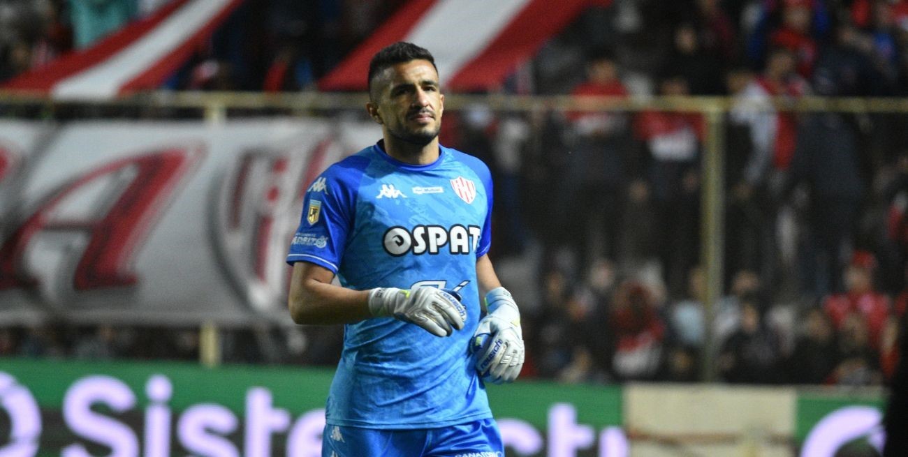 Insólito: Moyano se confundió ante la expulsión de Mele e ingresó a la cancha sin que se dé el cambio