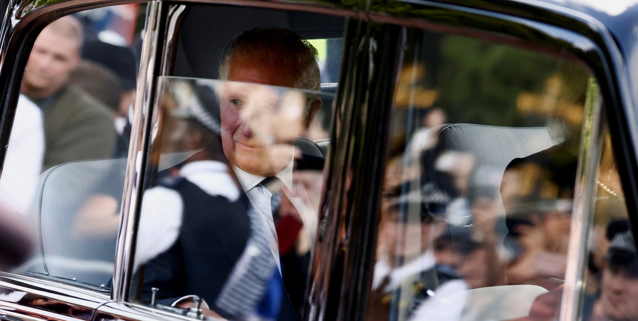 Carlos III llegó a Londres y este sábado será proclamado rey