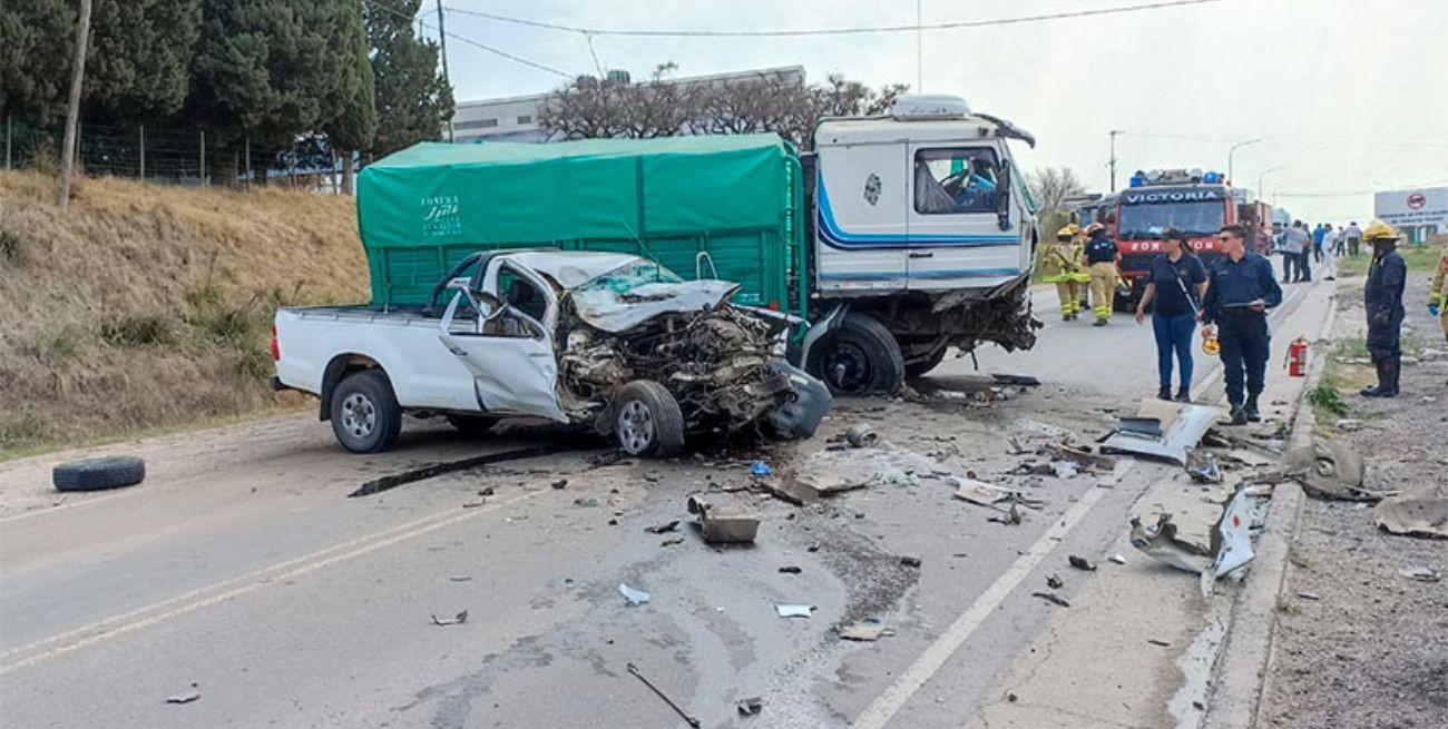 Fatal accidente entre una camioneta y un camión en ruta 11