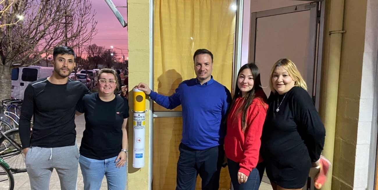 Chau colillas: en Murphy, jóvenes instalaron dispositivos para combatir los desechos de cigarrillos